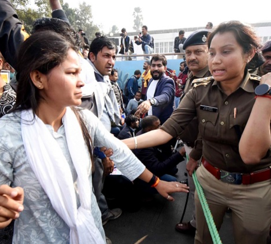 350 प्रदर्शनकारियों के विरुद्ध प्राथमिकी  एक कोचिंग संचालक सहित 30  हिरासत में