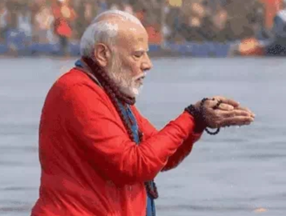 प्रधानमंत्री मोदी ने प्रयागराज महाकुंभ में त्रिवेणी संगम में डुबकी लगाकर पूरी दुनिया को एकता का संदेश दिया।