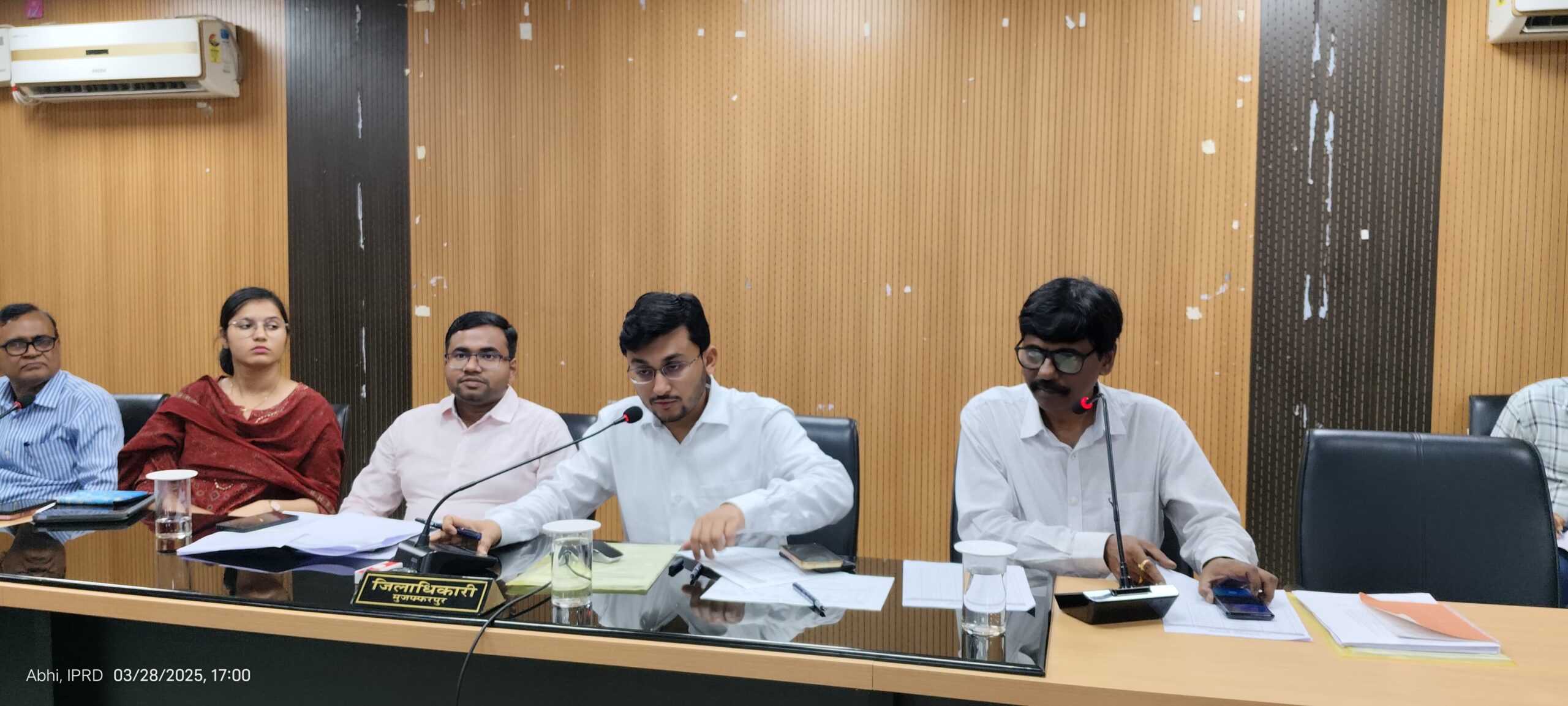 दाखिल खारिज के मामलों को सर्वोच्च प्राथमिकता देते हुए 15 अप्रैल तक 90% मामलों का निष्पादन करने का सख्त निर्देश दिया DM ने