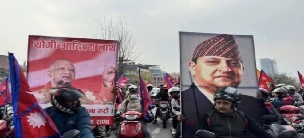 योगी ने मचाया नेपाल में तहलका, सड़कों पर उतरे हजारों लोग, राजशाही की मांग