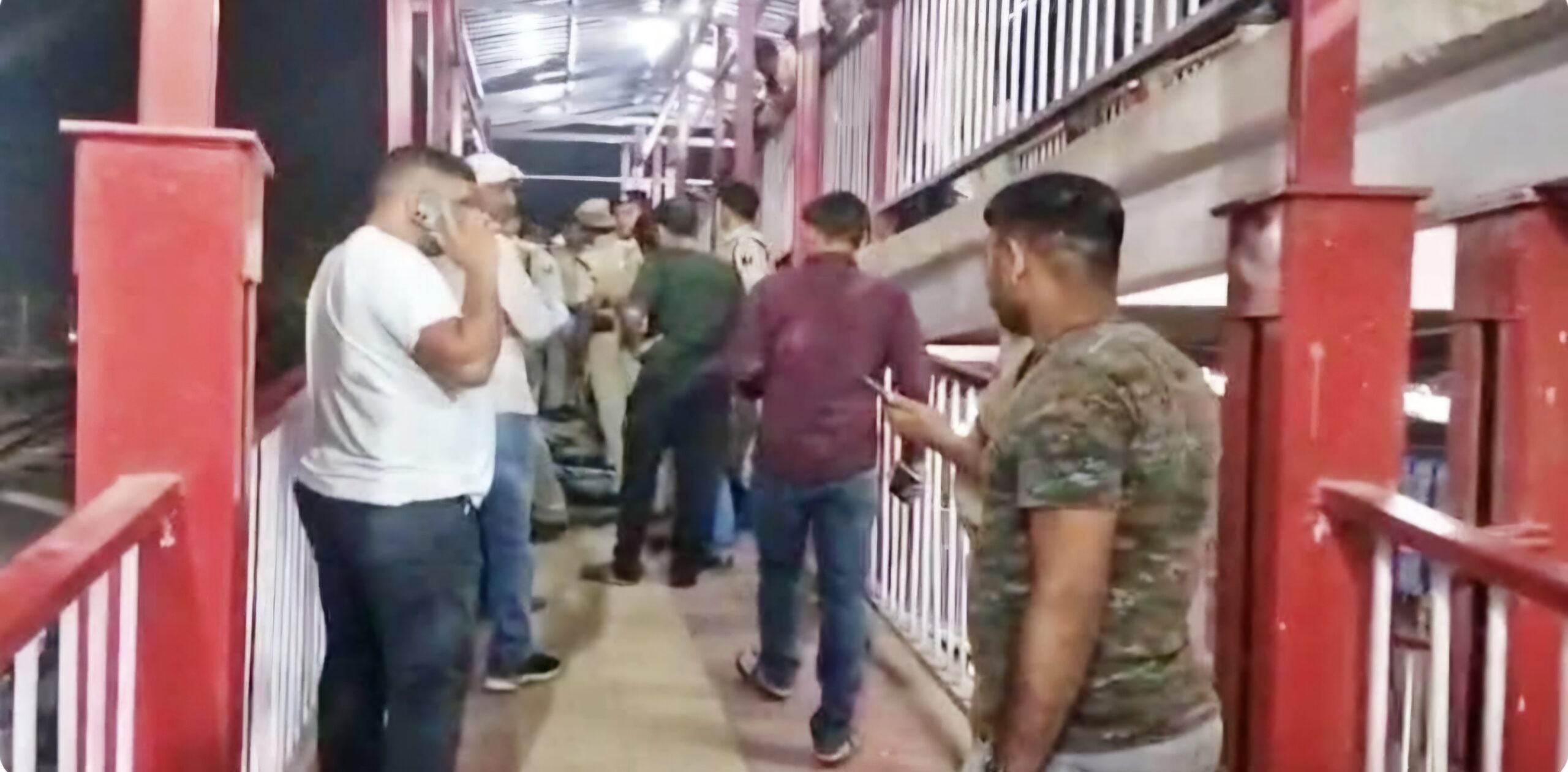 आरा स्टेशन पर युवती समेत 3 की हत्या,स्टेशन पर भगदड़