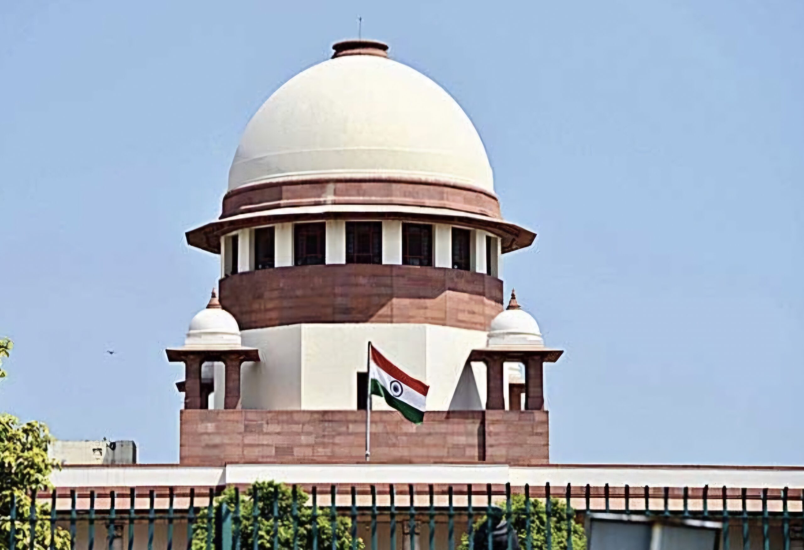 किसी पीड़िता का प्राइवेट पार्ट छूना और उसकी सलवार का नाड़ा तोड़ना रेप या रेप की कोशिश नहीं माना जाएगा बल्कि ये एक गंभीर यौन उत्पीड़न माना जाएगा : सुप्रीम कोर्ट