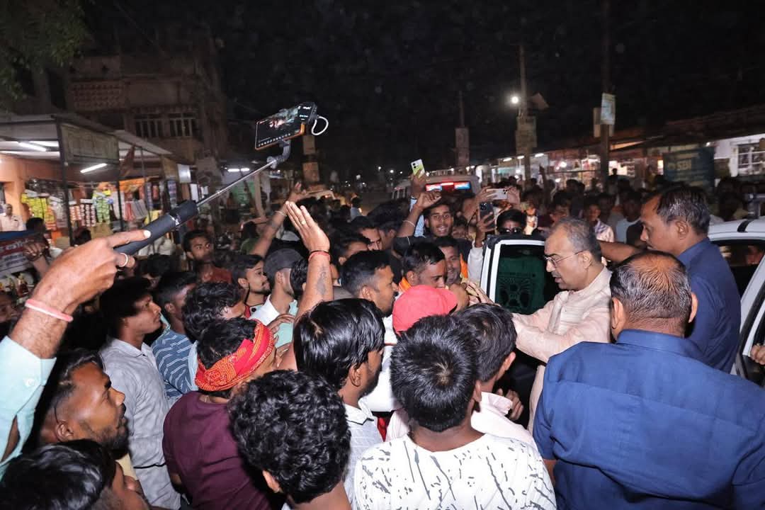 सिवान में स्वास्थ्य मंत्री मंगल पांडेय के स्वागत में लोगों की भीड़ उमड़ी, छपरा से सिवान के रास्ते जनता जगह जगह रोक कर फूल मालाओं से किया स्वागत