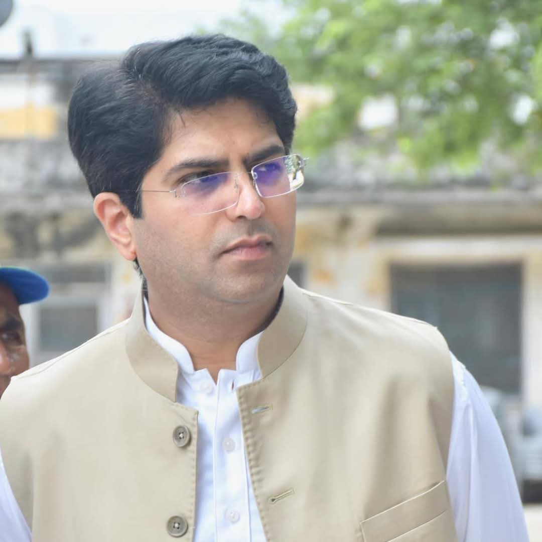 भविष्य में भी किसानो को बिजली खेत पर नहीं मिलने की अगर समस्या हो तो आवेदन चीनी मिल में दे दें : दीपक यादव
